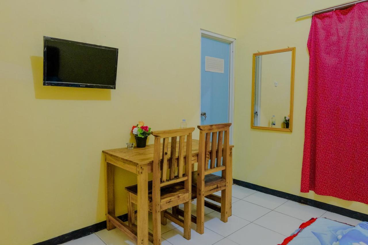 SPOT ON 1976 Hamana Beach Inn Pacitan Bagian luar foto
